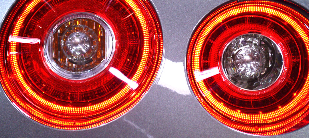 Auto-Scheinwerfer-rot